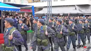 Με βροχή και μόνο με στρατιωτικά τμήματα διεξήχθη η παρέλαση της 25ης Μαρτίου στην Τρίπολη