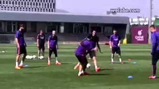 Luis Suárez's nutmeg to Sergio Busquets / www.weloba.com