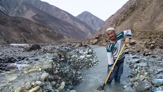 昆仑山的采玉人，每天上山挖石头，一天能赚上千元！