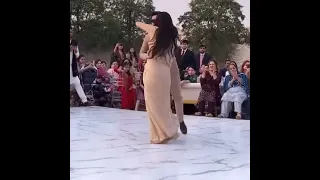 beautiful couple dance shahveer jafry and Ayesha beig unexpected dance at momo wedding