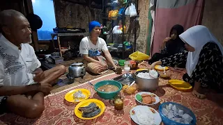 The warmth of togetherness, this is how they break their fast very simply