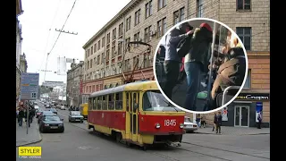 Не хотела выходить: в Харькове мужчина избил женщину в трамвае .
