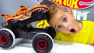 يستمتع فلاد ونيكي بألعاب Hot Wheels Monster Truck RC الجديدة