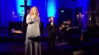 Helene Bøksle og Vegard Lohne sang julen inn for fullsatt Mandal kirke