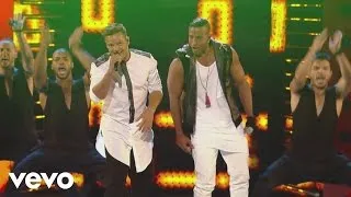 Ricky Martin - La Mordidita (Premios Juventud 2015)[Courtesy of Univision] ft. Yotuel