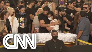 Familiares e fãs se despedem de Marília Mendonça | CNN Sábado