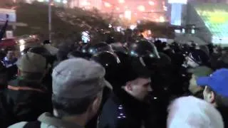 Евромайдан Драка с беркутом  вечер  24 11 2013