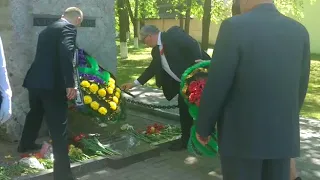 Бахши Гамбаров навестил памятник Ази Асланову 9 мая 2018 года.