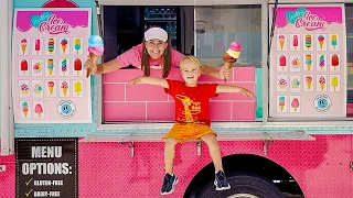 Chris e Niki exploram o caminhão de sorvete da mamãe
