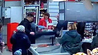 Бухой единоборец швыряет телегу в супермаркете. Real video