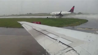 Delta Airlines MD-88 [N912DL] Rainy/Steep Takeoff from Atlanta