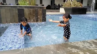 Enca & Enci Berenang di Hotel Dalton