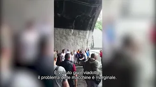 Genova, crolla ponte Morandi. La lucidità del poliziotto: "Prima la vita e poi le auto"