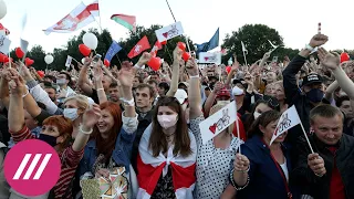 «Жыве Беларусь!»: несмотря на запрет, тысячи жителей Минска вышли на акцию в поддержку Тихановской