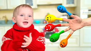 Cinq Enfants jouent et apprennent les couleurs avec des ballons