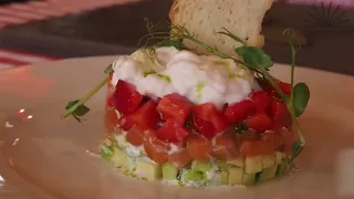 Кулинарный мастер-класс от кафе «Меркато»: тартар из лосося с клубникой, авокадо и страчателлой