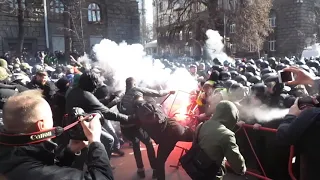 Акция "СвинарчуківПорашенка за ґрати!" . Столкновение под АП