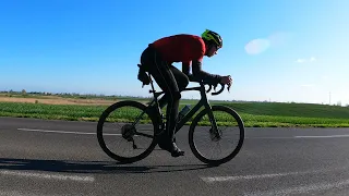 Jak wykręcić średnią prędkość ponad 30 km/h na rowerze szosowym