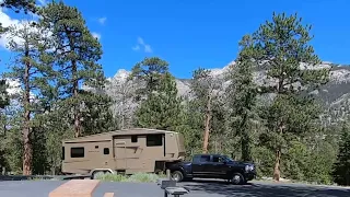 Кемпинг в горах с домом на колёсах.