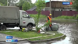 В Абакане на улицах настоящие моря, коммунальщики работают круглосуточно