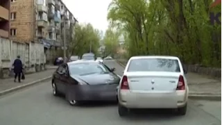 Пьяный водитель Мерседеса устроил аварию во дворе дома на улице Баумана в Красноярске