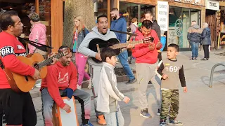 Słynni Romowie na Krupówkach w Zakopanem śpiewają i tańczą
