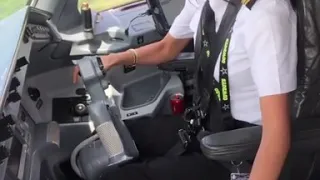 Красивая девушка пилот сажает самолет