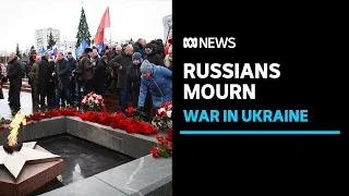 Russians gather to mourn loss of soldiers in Ukraine strike | ABC News