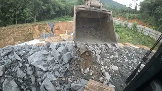 Escavadeira fazendo limpeza de pedra em pátio de túnel FELIZ DIA DAS MÃE 👏👏👏