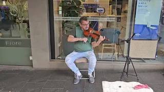 Classical music by a street performer 🎶 🎵