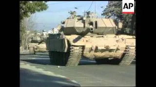 Israeli tanks surround Arafat's headquarters