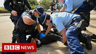 Australian police clash with anti-lockdown protesters - BBC News
