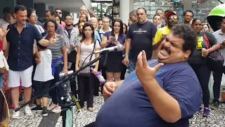 INCRÍVEL SERÁ QUE VAI EXISTIR UM CANTOR DE RUA QUE ARRASTAR UMA MULTIDÃO DE GENTE CANTANDO COM ELE