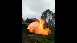 Не тушите горячее масло  водой