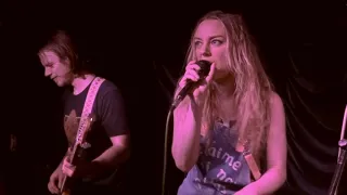 Healthy Junkies - Julie Got A Job (Live)