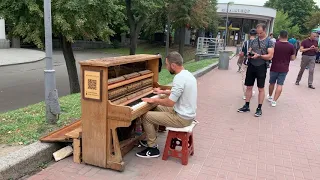 Уличный Пианист от бога! Украина!