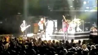 Steven Tyler hits Joe Perry in the head with a mic