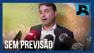 Flávio Bolsonaro afirma que não há data prevista para Jair Bolsonaro retornar ao Brasil