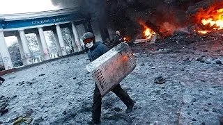 В Киеве протестующие жгут покрышки и строят новые баррикады
