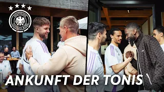 Die Champions League Sieger sind da! 🏆 | Toni Kroos und Toni Rüdiger stoßen zum Team
