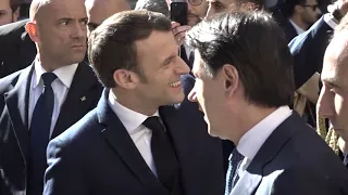 Macron arriva a Napoli, l’abbraccio con il premier Conte