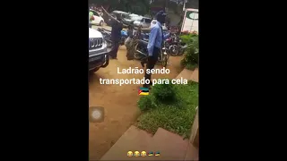 A comunidade transportando o ladrão para cela em Moçambique 🇲🇿 😂