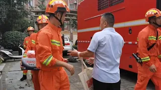 GLOBALink | People in flood-hit Henan show gratitude toward visiting firefighters