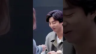 Gong Yoo is making wear a ring to his fan 💜#love #gongyoo #viral #cute