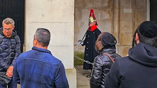 MASSIVE SHOUT AT IDIOTS attracts POLICE as ORMONDE deals with pesky tourists at Horse Guards!