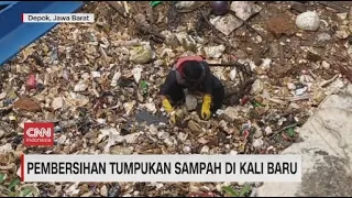 Pembersihan Tumpukan Sampah di Kali Baru