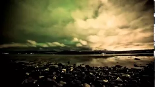 Каменный берег, облака. Потрясающее северное сияние Природа Таймлапс