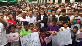 Young muslim boys gathered in Quiapo, Manila to call for a peaceful resolution