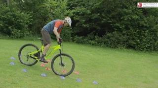 Mountainbike – Fahrtechniken: Hinterrad versetzen (Serpentine, frontal)