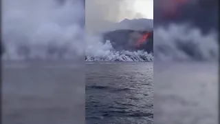 La lava cae al mar en la costa de Tazacorte tras diez días de erupción en La Palma